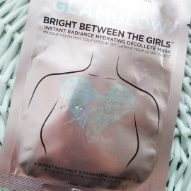 Bright Between The Girls - Instant Radiance Hydrating Décolleté Mask von Glamglow