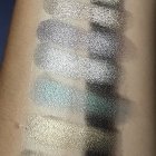 Swatch mit heller und dunkler Base von der matten Farbe startend im Uhrzeigersinn endend mit dem Highlighter