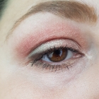 Die beiden Orangetöne mit Rot in der Lidfalte und etwas grün im äußeren Augenwinkel.