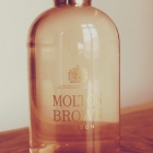 Jasmine & Sun Rose Bath & Shower Gel von Molton Brown