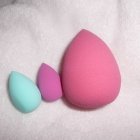 Concealer Ei in türkis und ja ... helles lila ;-) und das Make Up Ei in rosa,so sieht man mal den Größen Unterschied ;-)